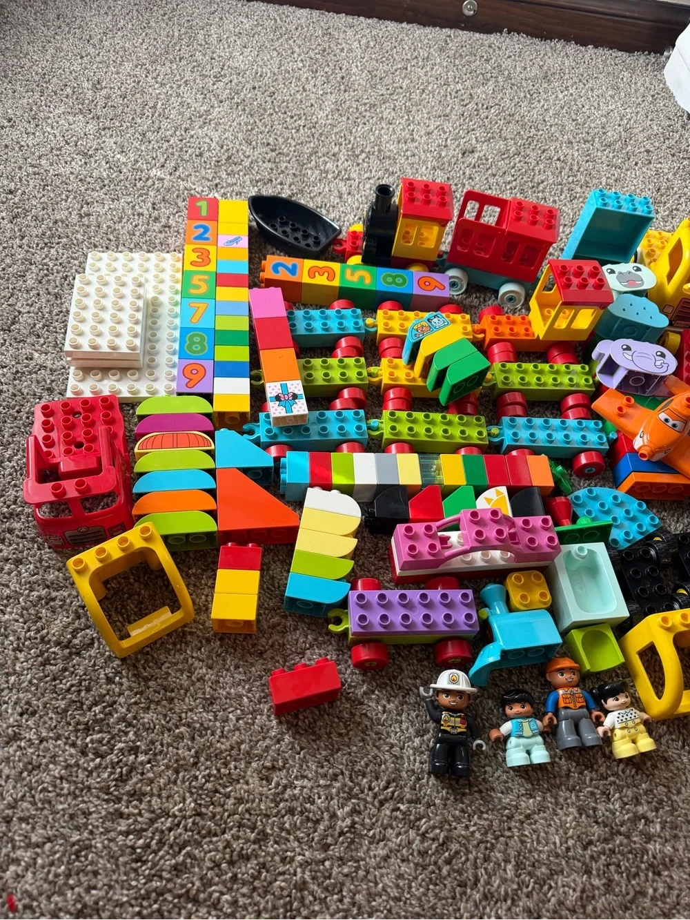 4.5 pounds of a Mixed lot of Duplo blocks with 4 figures boat bike fire truck
